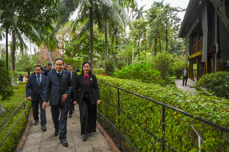 Chủ tịch Quốc hội Trần Thanh Mẫn tham quan Khu di tích Chủ tịch Hồ Chí Minh trong Phủ Chủ tịch.