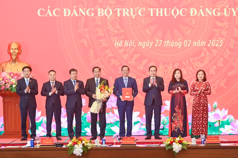 Bí thư Đảng ủy Quốc hội, Chủ tịch Quốc hội Trần Thanh Mẫn trao quyết định cho Đảng bộ Ủy ban Kinh tế và Tài chính. (Ảnh Duy Linh) Bí thư Đảng ủy Quốc hội, Chủ tịch Quốc hội Trần Thanh Mẫn trao quyết định cho Đảng bộ Ủy ban Kinh tế và Tài chính. (Ảnh Duy Linh)
