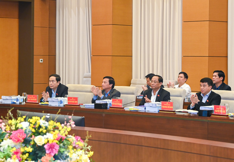 Phó Chủ tịch Thường trực Quốc hội Trần Thanh Mẫn và các Phó Chủ tịch Quốc hội cùng các đại biểu dự cuộc làm việc. (Ảnh: DUY LINH)
