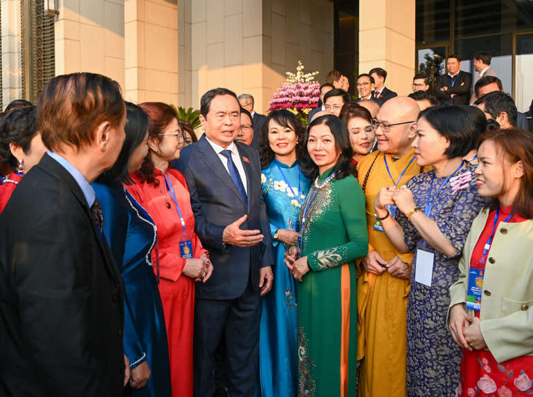 Chủ tịch Quốc hội Trần Thanh Mẫn trao đổi với các kiều bào tại cuộc gặp mặt.