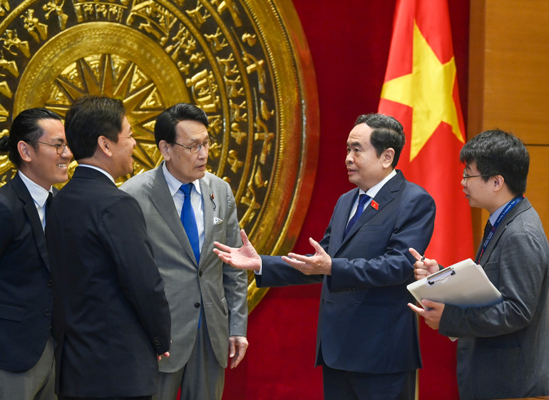 Chủ tịch Quốc hội Trần Thanh Mẫn trao đổi với Trưởng Ban Nghiên cứu chính sách Đảng LDP Tokai Kisaburo và các đại biểu tại buổi tiếp. (Ảnh: DUY LINH)