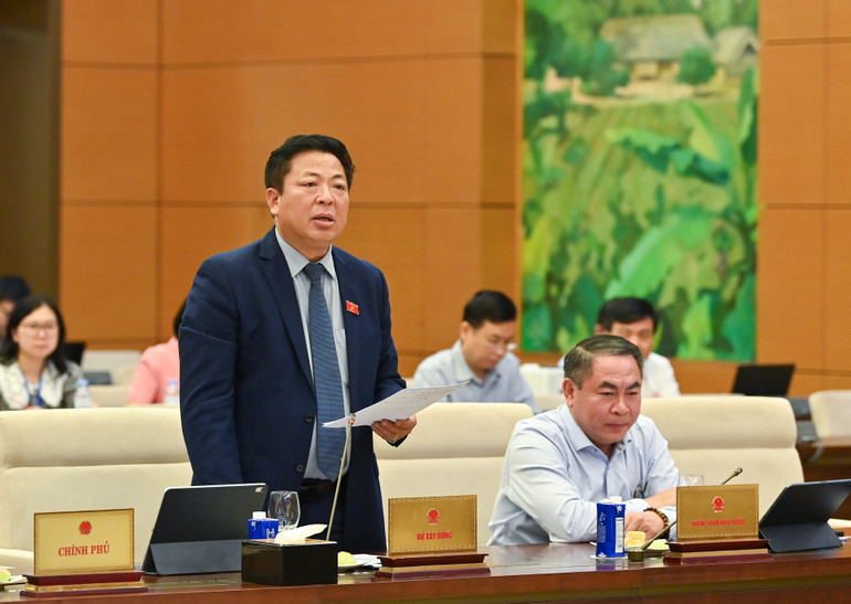 Bộ trưởng Xây dựng Trần Hồng Minh trình bày báo cáo tiếp thu, giải trình, chỉnh lý. (Ảnh: DUY LINH) Bộ trưởng Xây dựng Trần Hồng Minh trình bày báo cáo tiếp thu, giải trình, chỉnh lý. (Ảnh: DUY LINH)