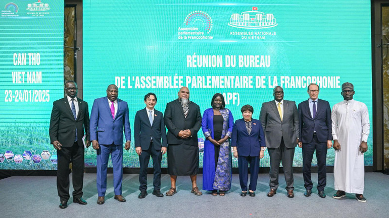 Các đại biểu chúc mừng thành công hội nghị. Các đại biểu chúc mừng thành công hội nghị.