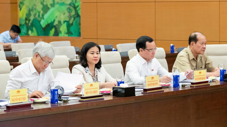 Các đại biểu tham dự phiên họp.