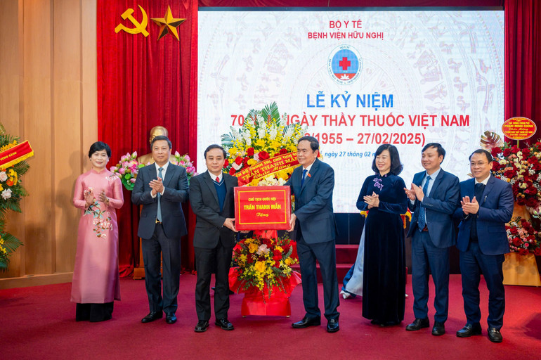 Chủ tịch Quốc hội Trần Thanh Mẫn tặng hoa và quà chúc mừng Bệnh viện Hữu Nghị. (Ảnh: DUY LINH)