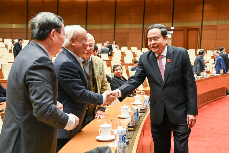 Chủ tịch Quốc hội Trần Thanh Mẫn với các đại biểu dự cuộc gặp mặt. (Ảnh: Duy Linh)