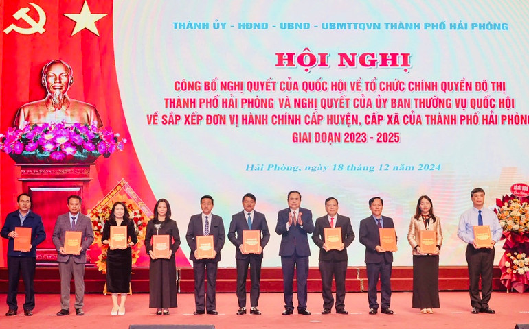 Chủ tịch Quốc hội Trần Thanh Mẫn trao Nghị quyết cho lãnh đạo các đơn vị.