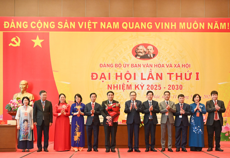 Bí thư Đảng ủy Quốc hội, Chủ tịch Quốc hội Trần Thanh Mẫn trao quyết định, tặng hoa cho Ban Chấp hành Đảng bộ Ủy ban Văn hóa và Xã hội nhiệm kỳ 2025-2030. (Ảnh: DUY LINH)