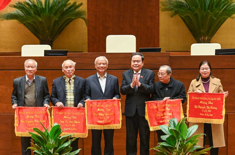 Chủ tịch Quốc hội Trần Thanh Mẫn trao trướng mừng thọ tặng các đại biểu hưu trí. (Ảnh: Duy Linh)