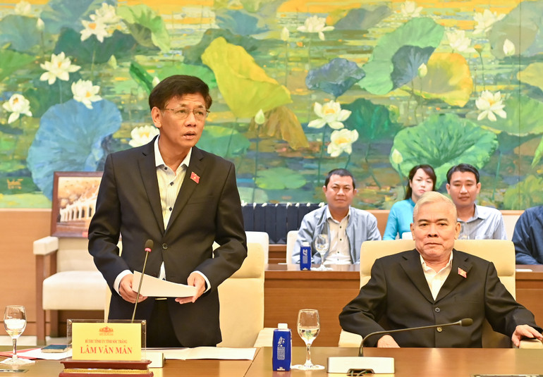 Bí thư Tỉnh ủy, Trưởng đoàn đại biểu Quốc hội tỉnh Sóc Trăng báo cáo tại cuộc gặp mặt. (Ảnh: DUY LINH)