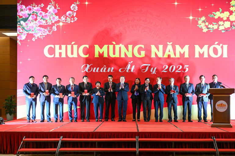 Chủ tịch Quốc hội Trần Thanh Mẫn tặng quà Tết cho các Ủy ban của Quốc hội. (Ảnh DUY LINH) Chủ tịch Quốc hội Trần Thanh Mẫn tặng quà Tết cho các Ủy ban của Quốc hội. (Ảnh DUY LINH)