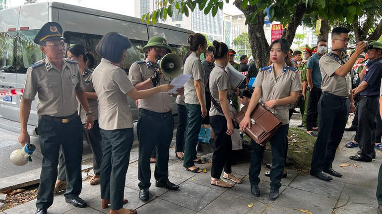 Cán bộ Thi hành án dân sự phối hợp các đơn vị chức năng liên quan thực thi nhiệm vụ cưỡng chế tại địa phương (Ảnh: CTV)