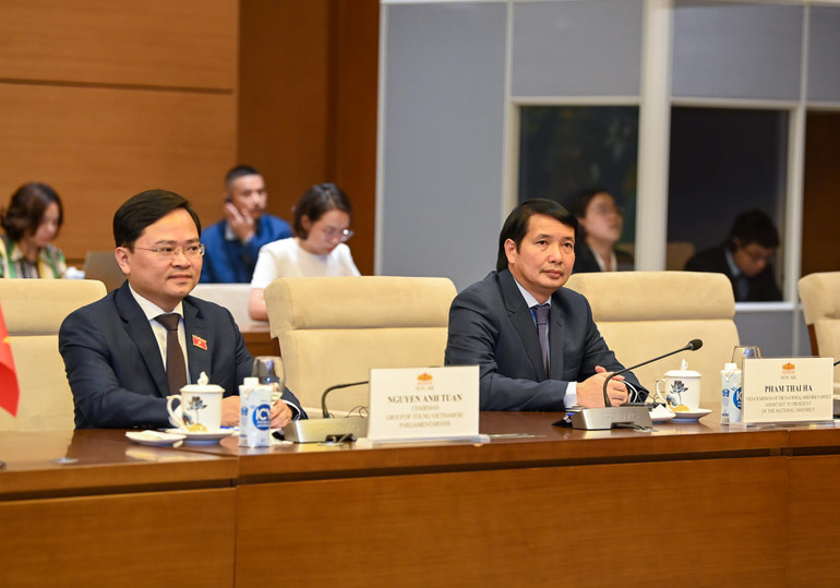 Chủ tịch Nhóm đại biểu Quốc hội trẻ khóa XV Nguyễn Anh Tuấn; Phó Chủ nhiệm Văn phòng Quốc hội, Trợ lý Chủ tịch Quốc hội Phạm Thái Hà và các đại biểu dự buổi tiếp. (Ảnh: Duy Linh)