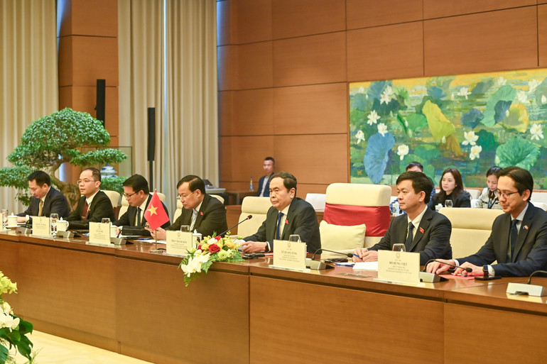 Chủ tịch Quốc hội Trần Thanh Mẫn và các đại biểu Việt Nam tại buổi hội kiến. (Ảnh DUY LINH)