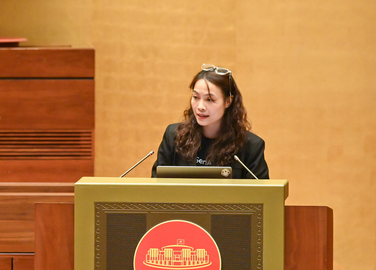 Giám đốc điều hành Gen AI Fund Laura Nguyễn trình bày tham luận tại hội nghị. (Ảnh: DUY LINH)