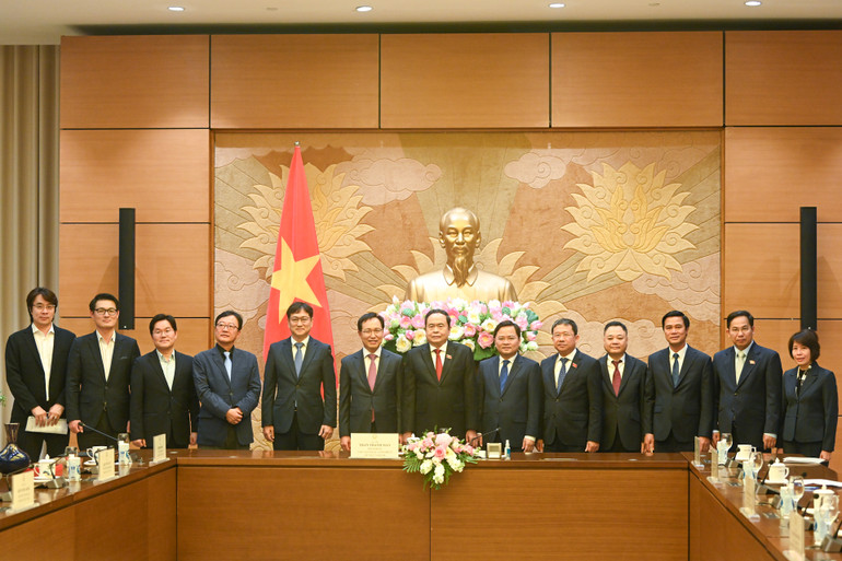 Chủ tịch Quốc hội Trần Thanh Mẫn cùng các đại biểu với Ban Thường vụ Tỉnh ủy Bắc Ninh và lãnh đạo Tổ hợp Samsung Việt Nam. (Ảnh Duy Linh)