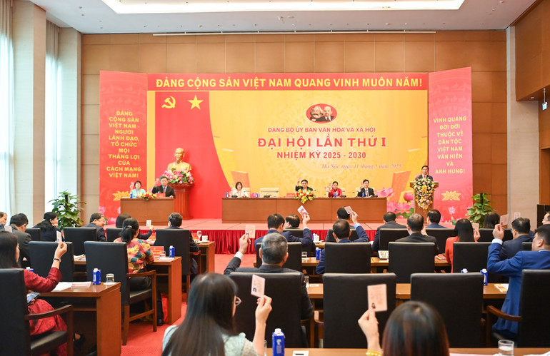 Đảng bộ Ủy ban Văn hóa và Xã hội biểu quyết thông qua Nghị quyết Đại hội. (Ảnh: DUY LINH)