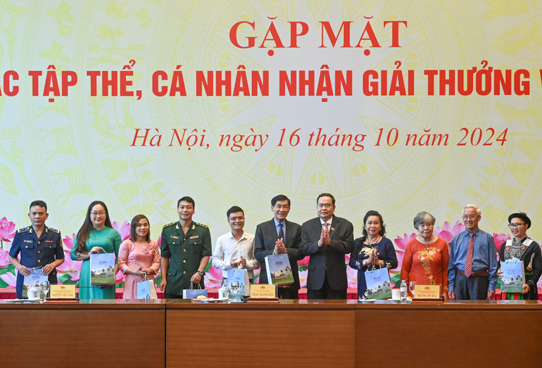 Chủ tịch Quốc hội Trần Thanh Mẫn tặng quà cho các tập thể, cá nhân nhận Giải thưởng Vừ A Dính. (Ảnh: DUY LINH)