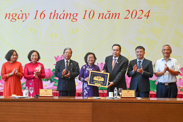 Chủ tịch Quốc hội Trần Thanh Mẫn tặng quà cho Quỹ Học bổng Vừ A Dính. (Ảnh: DUY LINH)