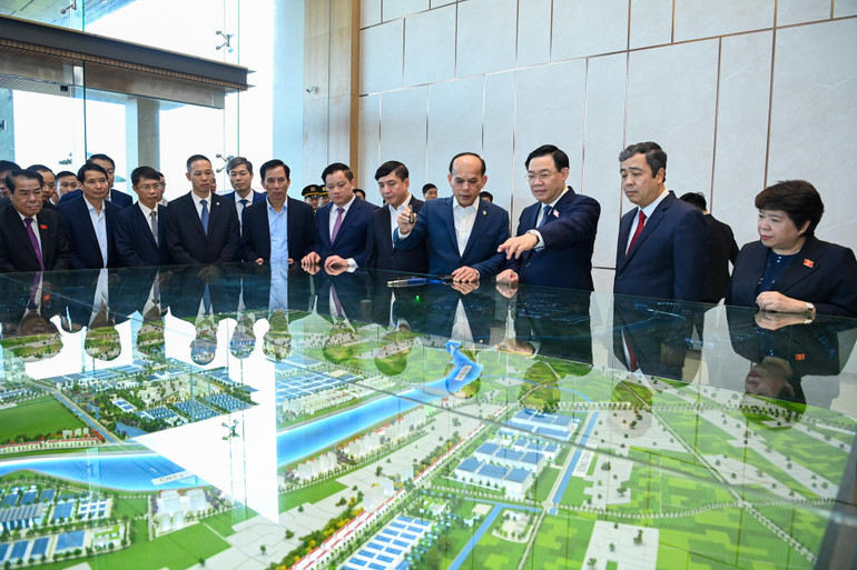 Chủ tịch Quốc hội Vương Đình Huệ nghe giới thiệu về Khu công nghiệp Liên Hà Thái.