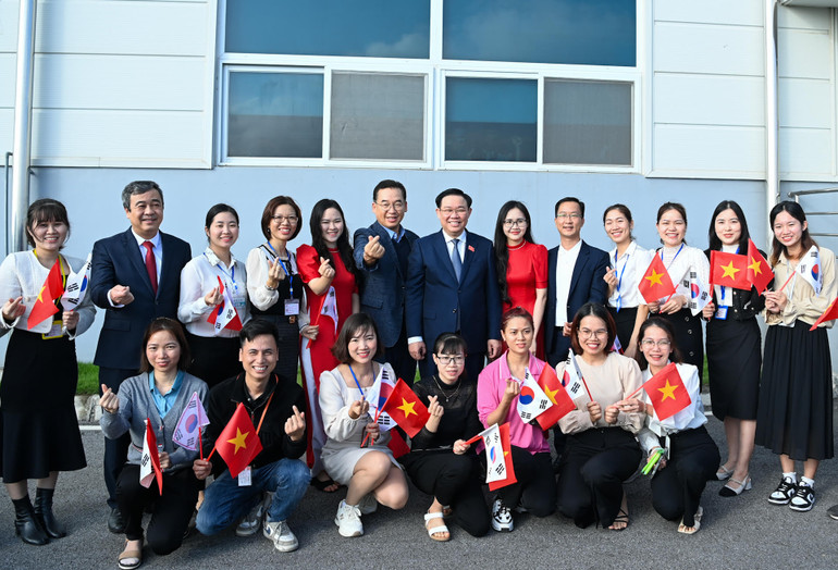 Chủ tịch Quốc hội Vương Đình Huệ với lãnh đạo, cán bộ, công nhân Công ty Ohsung Vina Thái Bình.