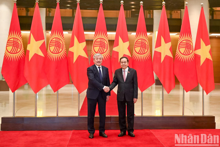 Chủ tịch Quốc hội Trần Thanh Mẫn và Thủ tướng Kyrgyzstan Adylbek Kasymaliev. Chủ tịch Quốc hội Trần Thanh Mẫn và Thủ tướng Kyrgyzstan Adylbek Kasymaliev.