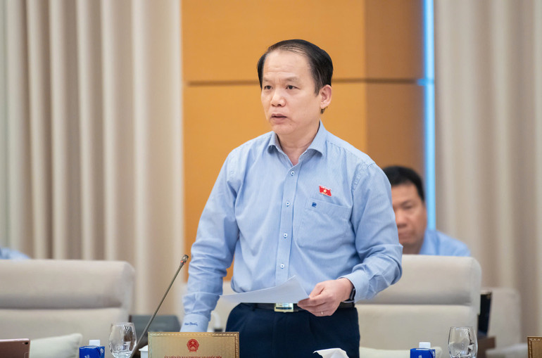 Chủ nhiệm Ủy ban Pháp luật và Tư pháp Hoàng Thanh Tùng trình bày báo cáo tại phiên họp. (Ảnh: DUY LINH) Chủ nhiệm Ủy ban Pháp luật và Tư pháp Hoàng Thanh Tùng trình bày báo cáo tại phiên họp. (Ảnh: DUY LINH)