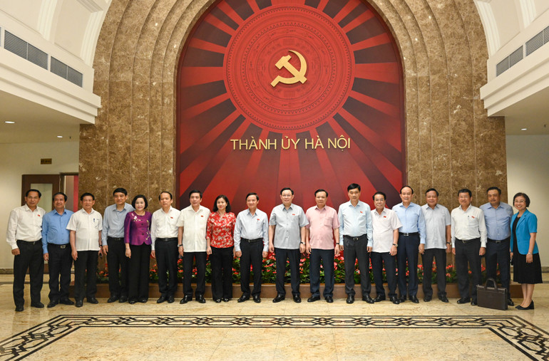 Chủ tịch Quốc hội Vương Đình Huệ cùng các đại biểu với lãnh đạo thành phố Hà Nội. (Ảnh: DUY LINH)
