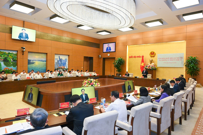 Quang cảnh buổi làm việc giữa Đảng đoàn Quốc hội với Ban Thường vụ Tỉnh ủy Nghệ An. (Ảnh: DUY LINH)