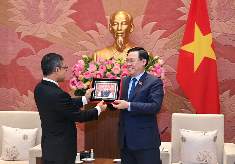 Chủ tịch Quốc hội Vương Đình Huệ trao quà lưu niệm tặng Đại sứ Indonesia Denny Abdi. (Ảnh: Duy Linh)