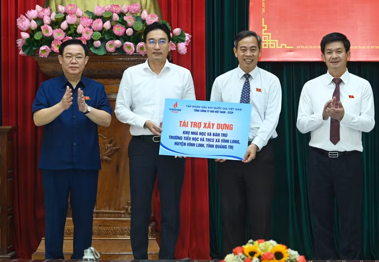 Đại diện Tổng Công ty Khí Việt Nam trao tài trợ xây dựng trường học tại huyện Vĩnh Linh cho lãnh đạo tỉnh Quảng Trị. (Ảnh: DUY LINH)