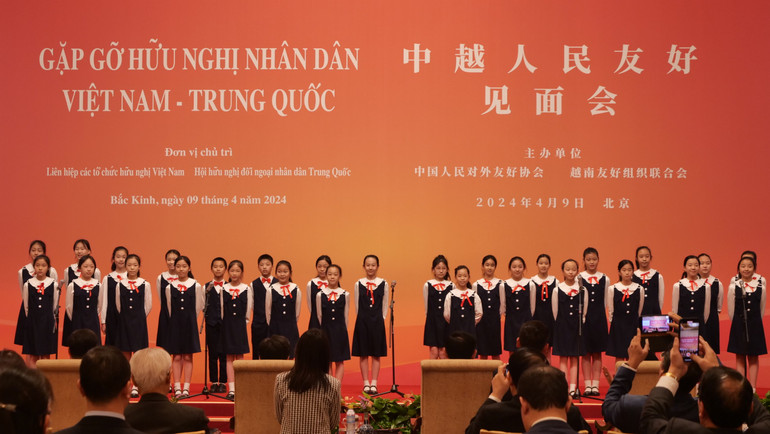 Các cháu thiếu niên, nhi đồng biểu diễn chương trình văn nghệ tại cuộc Gặp gỡ hữu nghị nhân dân hai nước (Ảnh: Hồ Quân, Hữu Hưng)