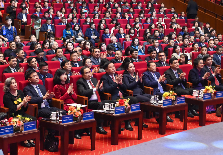 Chủ tịch Quốc hội Trần Thanh Mẫn cùng các đồng chí lãnh đạo Đảng, Nhà nước dự lễ kỷ niệm. (Ảnh: Duy Linh)