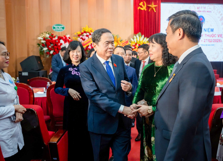 Chủ tịch Quốc hội Trần Thanh Mẫn với các đại biểu tại lễ kỷ niệm. (Ảnh: DUY LINH)