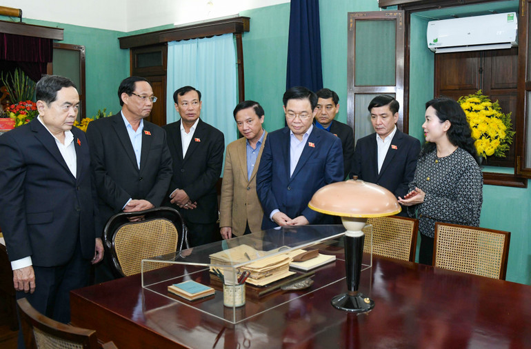 Chủ tịch Quốc hội Vương Đình Huệ và các Phó Chủ tịch Quốc hội cùng các đại biểu thăm khu di tích. (Ảnh: DUY LINH)