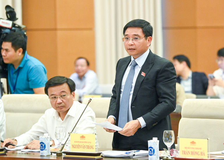 Bộ trưởng Giao thông và Vận tải Nguyễn Văn Thắng trình bày tóm tắt tờ trình.