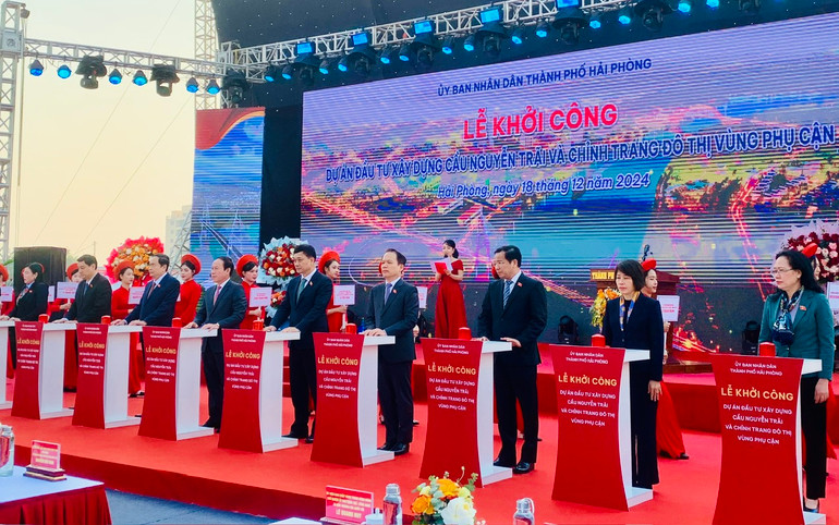 Chủ tịch Quốc hội, lãnh đạo các bộ, ngành Trung ương và thành phố Hải Phòng bấm nút chính thức khởi công Dự án đầu tư xây dựng cầu Nguyễn Trãi.