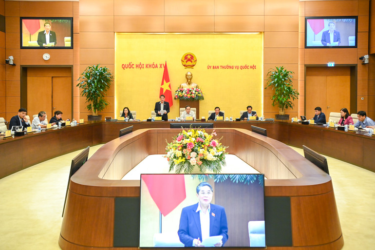 Ủy ban Thường vụ Quốc hội thống nhất trình Quốc hội xem xét quyết định chủ trương Đầu tư dự án đường sắt tốc độ cao trục Bắc-Nam; xem xét, quyết định điều chỉnh chủ trương đầu tư dự án Cảng hàng không quốc tế Long Thành.