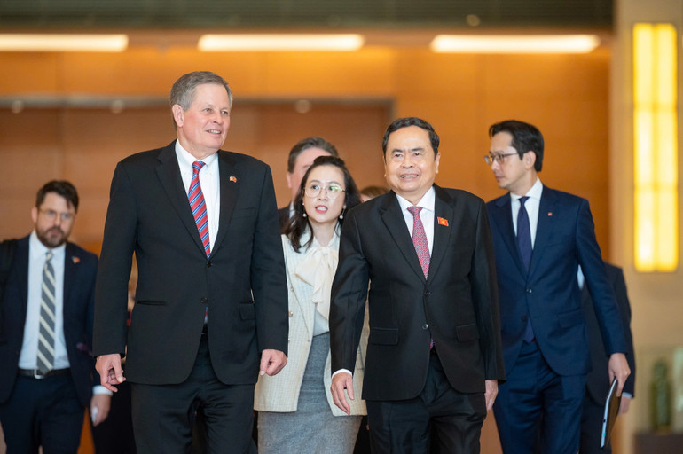Chủ tịch Quốc hội Trần Thanh Mẫn trao đổi với Thượng Nghị sĩ Hoa Kỳ Steven Daines. (Ảnh DUY LINH)