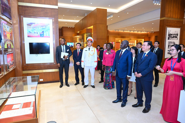 Chủ tịch Quốc hội Vương Đình Huệ và Chủ tịch Quốc hội Adama Bictogo và các đại biểu tham quan Phòng truyền thống Quốc hội Việt Nam. (Ảnh: DUY LINH)