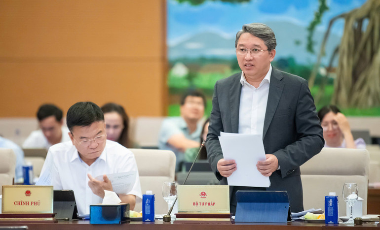 Bộ trưởng Tư pháp Nguyễn Hải Ninh trình bày báo cáo tại phiên họp. (Ảnh: DUY LINH) Bộ trưởng Tư pháp Nguyễn Hải Ninh trình bày báo cáo tại phiên họp. (Ảnh: DUY LINH)