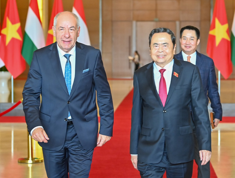 Chủ tịch Quốc hội Trần Thanh Mẫn trao đổi với Tổng thống Hungary Sulyok Tamas. (Ảnh: DUY LINH)