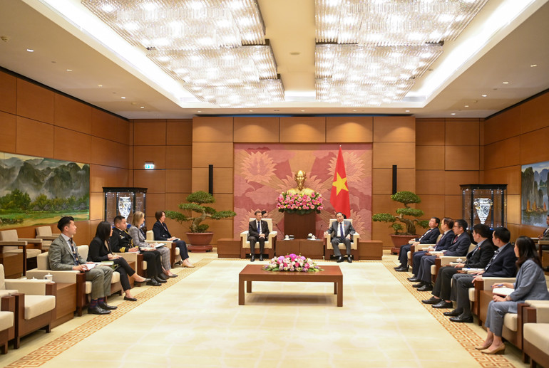 Chủ tịch Quốc hội Trần Thanh Mẫn tiếp Đại sứ Australia Andrew Goledzinowski. (Ảnh: DUY LINH)