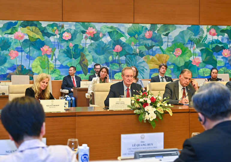 Thượng nghị sĩ Mike Carpo, Trưởng đoàn Nghị sĩ Quốc hội Hoa Kỳ phát biểu tại buổi tiếp. (Ảnh: Duy Linh)