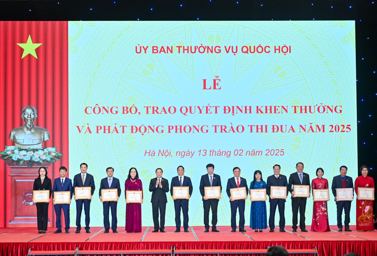 Phó Chủ tịch Quốc hội Nguyễn Khắc Định trao bằng khen của Ủy ban Thường vụ Quốc hội cho các cá nhân. Phó Chủ tịch Quốc hội Nguyễn Khắc Định trao bằng khen của Ủy ban Thường vụ Quốc hội cho các cá nhân.