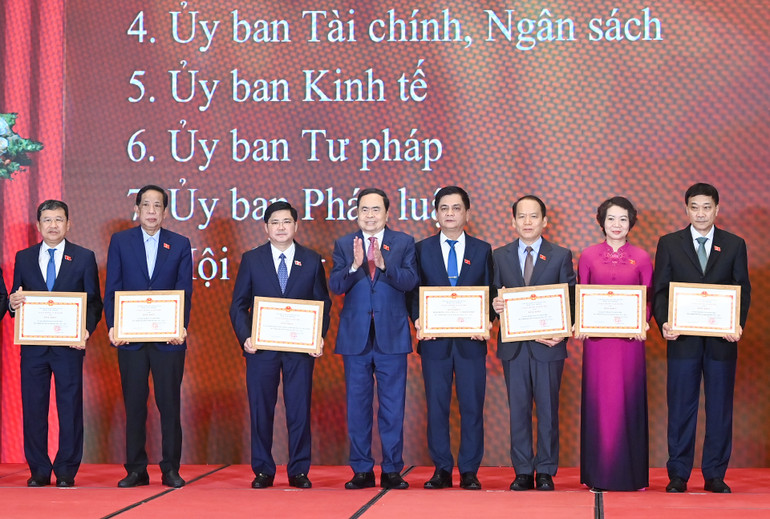 Chủ tịch Quốc hội Trần Thanh Mẫn trao bằng khen của Ủy ban Thường vụ Quốc hội cho các tập thể. (Ảnh: Duy Linh) Chủ tịch Quốc hội Trần Thanh Mẫn trao bằng khen của Ủy ban Thường vụ Quốc hội cho các tập thể. (Ảnh: Duy Linh)