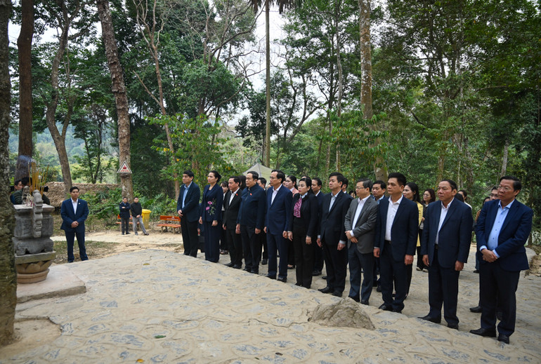 Chủ tịch Quốc hội Trần Thanh Mẫn và Đoàn công tác thăm Khu di tích quốc gia đặc biệt Tân Trào. (Ảnh: DUY LINH)