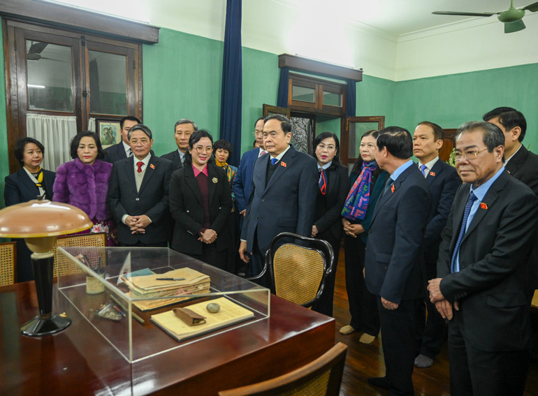 Chủ tịch Quốc hội Trần Thanh Mẫn và các đại biểu tham quan những hiện vật của Chủ tịch Hồ Chí Minh tại Nhà 67, Khu di tích Chủ tịch Hồ Chí Minh trong Phủ Chủ tịch.