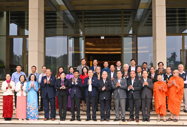 Chủ tịch Quốc hội Trần Thanh Mẫn với các đại biểu tại cuộc gặp mặt. (Ảnh: DUY LINH)