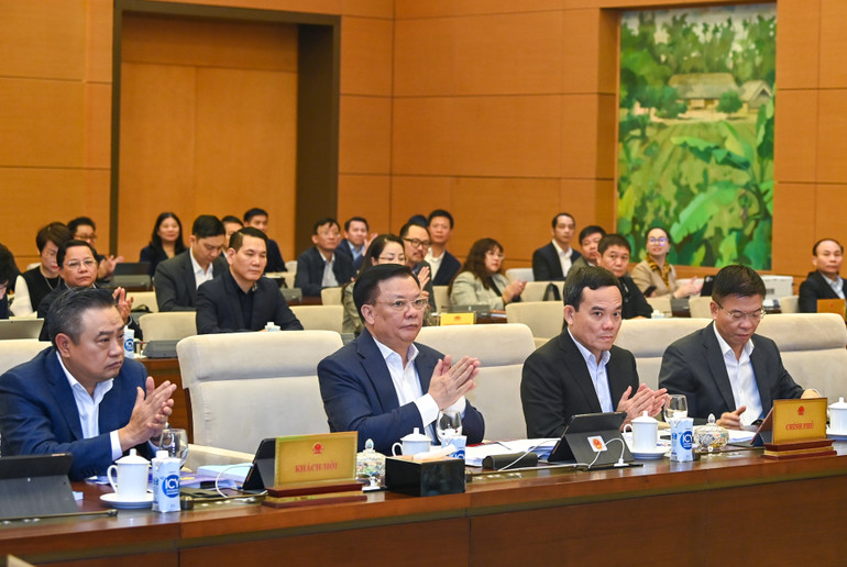 Bí thư Thành ủy Hà Nội Đinh Tiến Dũng, Phó Thủ tướng Chính phủ Trần Lưu Quang và các đại biểu dự phiên họp. (Ảnh: DUY LINH)